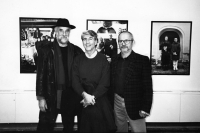 Fedor Gabčan s fotografy Jindřichem Štreitem a Péterem Kornissem / 1999