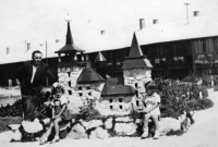 Fedor Gabčan (vpravo) v koncentračním táboře pro Židy v Novákách / 1944