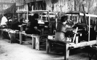 Tkalcovská dílna v pracovním táboře pro Židy v Novákách na Slovensku / kolem roku 1943