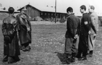 Štefan Gabčan (v čepici) jako velitel koncentračního tábora / Nováky / 1944