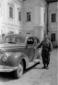 US Army chaplain in front of Dolní Lukavice chateau 