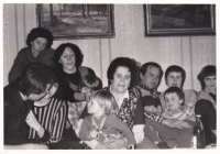 Sourozenci Irena, Jiří, Anna, Josef a Marie se svými dětmi, uprostřed jejich babička - matka paní Konečné, paní Irena Švecová