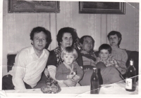 Rodinná fotografie, matka paní Konečné, manžel Antonín a děti Yvonne a Petr