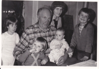 Otec paní Konečné, pan Josef Švec, obklopen dětmi a vnoučaty