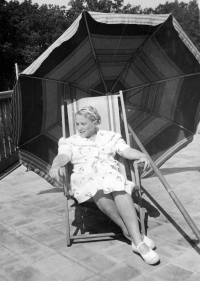 Josefa Moníková Pexidrová, matka Karla Pexidra, v roce 1940 na Vícově