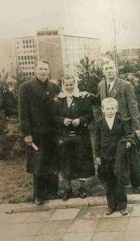 Matka Aloisie uprostřed, nalevo od ní příbuzný a vpravo otec František a jejich syn Miroslav