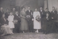 Svatba Františka Vanického, jeho sestra Marie, provdaná Vokounová, vpředu vpravo v bílém