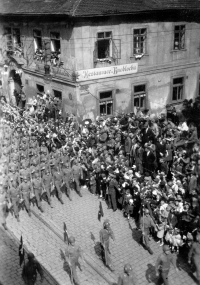 Americká armáda pochoduje křižovatkou Solní a Sedláčkovy ulice v Plzni, květen 1945