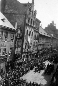 US Army marching down the Solní street in Pilsen (Plzeň); May 1945 