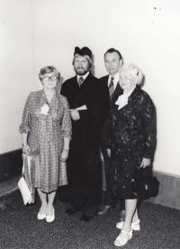 S rodinou při promoci