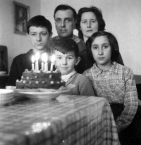 Vladimír Šiler vlevo na rodinné fotografii / uprostřed bratr Emanuel / vpravo sestra Milada / nahoře matka Jarmila a otec Emanuel / pravděpodobně 1962