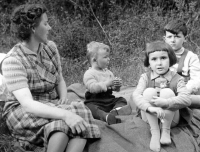 Vladimír Šiler vpravo na výletě s matkou a sourozenci / pravděpodobně 1958