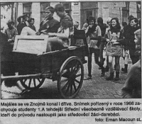Studenti Střední všeobecně vzdělávací školy ve Znojmě během majálesu. Školu tehdy studoval také Vladimír Šiler / snímek z roku 1966