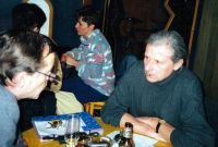 Vladimír Šiler vpravo s přítelem Jiřím Plotzerem v kavárně a galerii Žlutá ponorka ve Znojmě / konec 90. let
