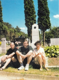 Vladimír Šiler vlevo se sourozenci před rodinným hrobem ve Znojmě / 90. léta