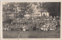 Fotografie žáků druhého ročníku měšťanské školy v Dolní Čermné, rok 1938. Pamětnice stojí uprostřed fotografie. Její sestra přes ni vyryla čárku, aby ji poznala