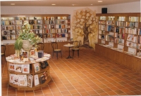 Interiér knihkupectví Avalon, Chrudim, 2000