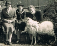 Rosa s nevlastní matkou (v klobouku)