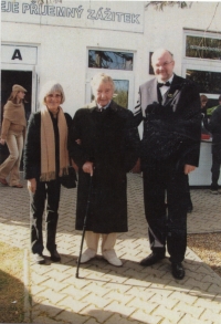 From left Jaroslava Moserová, Dick Francis, Jiří Razskazov, Pardubice, 2002