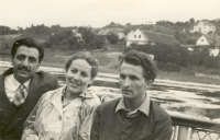 Manželé Jechovi a Abdul Rahman Ghassemlou (vlevo), Československo, 1959