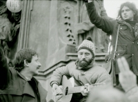 František Kadlec na kašně (dlouhé vlasy), listopad 1989, Chrudim