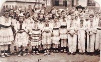 Albín so spolužiakmi v škole v Čičmanoch začiatkom II. svetovej vojny