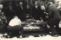 Antonie Zářecká se syny na pohřbu svého manžela, 1970