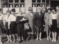 Babička pamětníka Rosálie (s kyticí) s Dajanem Murzinem