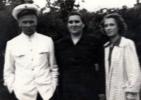 Gregor Vlasov, politruk posádky sovětské ponorky se svou rodinou