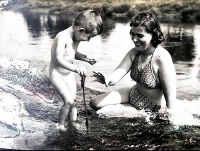 Jana Mazalová se synem Vladimírem u řeky