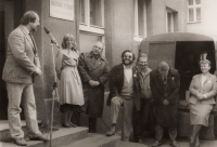 Kampaň OF v Třebenicích před prvními svobodnými volbami (druhá zleva Jaroslava Moserová, dál Tomáš Ježek, Zdeněk Bárta, Lubomír Voleník)