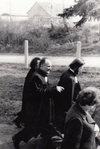 Alfréd Kocáb při instalaci Zdeňka Bárty farářem v Chotiněvsi (ZB vpravo), 1974