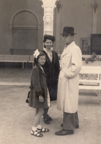 Bohumila Jindrová s maminkou a tatínkem v roce 1946