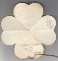 Stránka z památníku s podpisy amerických a ruských vojáků