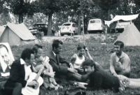 V kempu v Ilidži nedaleko Sarajeva krátce po invazi, s kytarou Ant. Špergl, ležící Petr Václavík, 1968