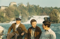 U vodopádů ve Švýcarsku s bytným panem Arnoldem Van der Waerdenem zcela vlevo, asi 1969