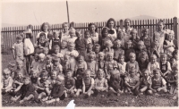 Johann ve školce v Nýrsku 1944 (vpředu s kšandami)