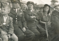 Josef Filler se synem Miroslavem (vlevo), letecký den na letišti Ruzyně, 1946