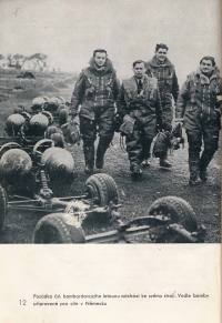 Josef Filler (druhý zleva) se svou posádkou, 40. léta, Anglie