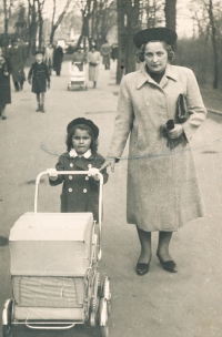 Liliana Kesztenbaum with her mom, 1938