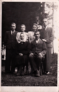 Božena Jurošková (druhá zleva nahoře) s rodiči a sourozenci, Hošťálková