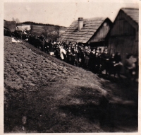 Pohřeb na pasekách Maruška v Hošťálkové, 1945