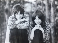 band with Greek singers 