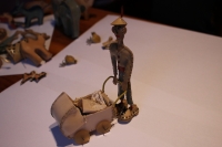 Ukázky hraček, které pamětník vyráběl pro svou dceru ve vězení z obalů na zubní pastu