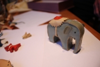 Ukázky hraček vyrobených ve vězení z obalů na zubní pastu