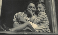 Teta Kitty Čechová (Rotterová) se synem Petrem. Kitty zůstala chráněná ve smíšeném manželství před první vlnou transportů na přelomu let 1941/1942 z Brna. Byla deportována do Prahy na Hagibor a následně do Terezína v zimě 1945. Vrátila se domů k rodině