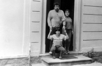 Švagr Antonína Plachého, evangelický farář Jan Krupa s dcerami, Jeseník, 1991