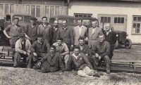 Pracovní kolektiv podniku Státní silnice Žamberk, Jaroslav Zářecký starší v prostřední řadě vpravo; 60. léta