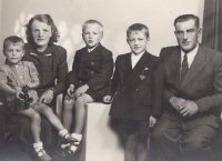 Rodina Zářeckých, děti zprava: Jaroslav, Eduard, Vladimír; 1950