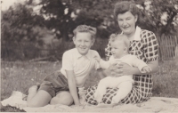 Václav Tuček se svým malým bratrem Zdeňkem a matkou v období, kdy byl jejich otec Zdeněk vězněn